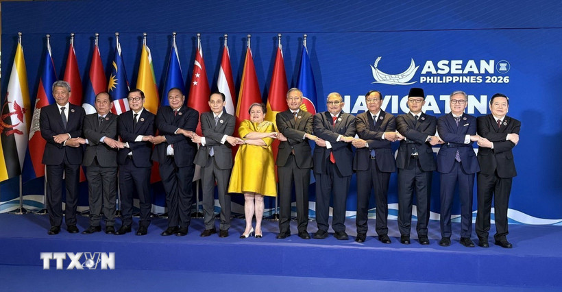 Bộ trưởng Ngoại giao Lê Hoài Trung chụp ảnh chung với Bộ trưởng Ngoại giao các nước ASEAN trước Hội nghị AMM Retreat tại Cebu, Philippines. (Ảnh: Việt Dũng/TTXVN)