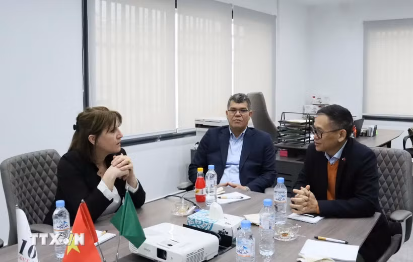 Đại sứ Việt Nam tại Algeria Trần Quốc Khánh trao đổi với đại diện Công ty NTH Agro về tiềm năng hợp tác với các doanh nghiệp xuất khẩu nông sản của Việt Nam. (Ảnh: Mạnh Hùng/TTXVN)