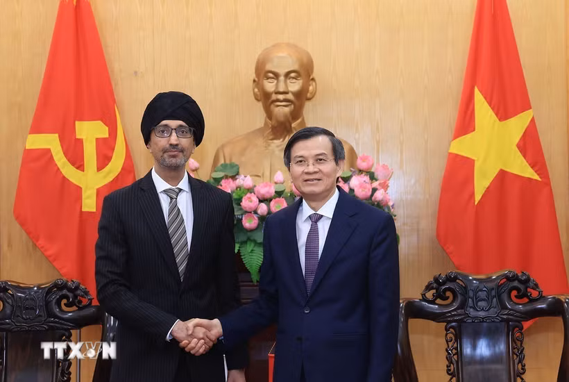 Ông Đoàn Minh Huấn, Ủy viên Bộ Chính trị, Giám đốc Học viện Chính trị Quốc gia Hồ Chí Minh tiếp ông Rajpal Singh, Đại sứ Singapore tại Việt Nam. (Ảnh: Tuấn Anh/TTXVN)