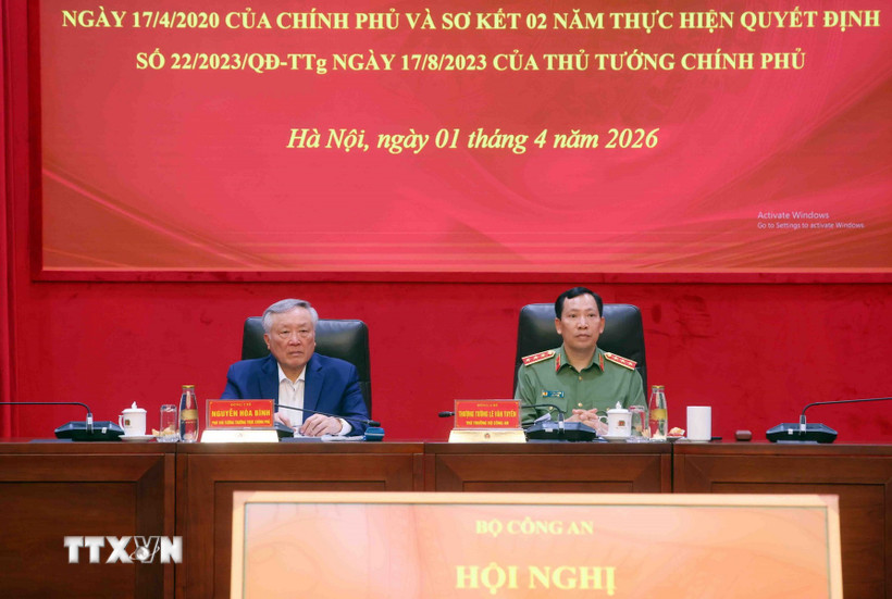 Phó Thủ tướng Thường trực Nguyễn Hòa Bình và Thượng tướng Lê Văn Tuyến, Thứ trưởng Bộ Công an chủ trì hội nghị. (Ảnh: Phạm Kiên/TTXVN)