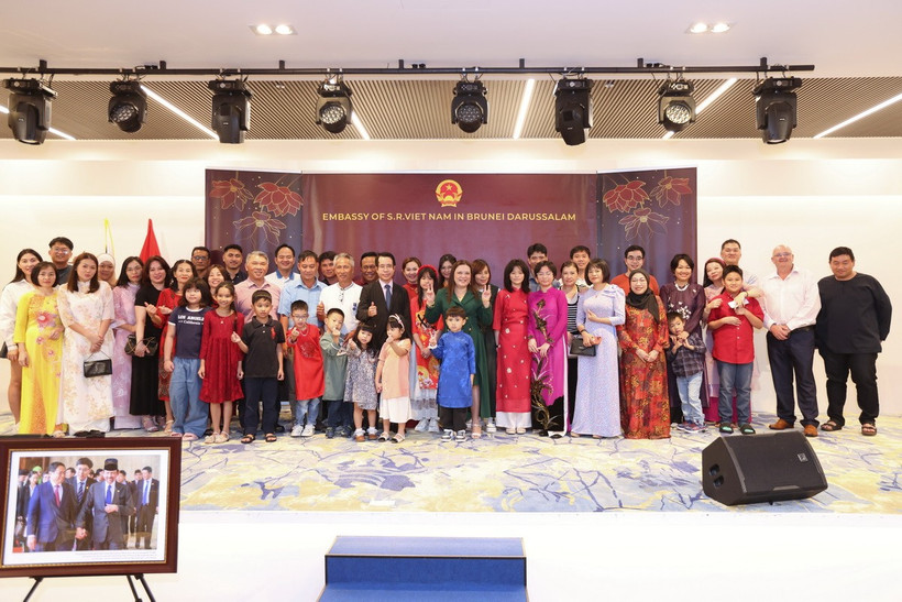Đại sứ Trần Anh Vũ chụp ảnh cùng đại diện cộng đồng tại Brunei. (Ảnh: TTXVN phát)