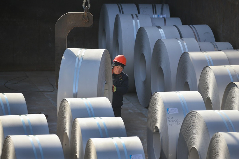 Công nhân vận chuyển thép xuất khẩu tại cảng ở Giang Tô, Trung Quốc. (Ảnh: THX/TTXVN)