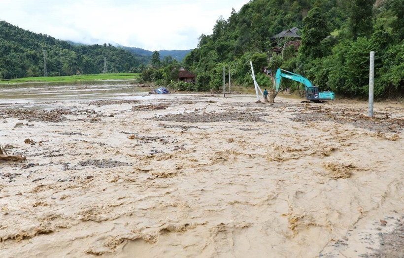 Lũ quét, sạt lở đất có thể gây tác động rất xấu đến môi trường, uy hiếp tính mạng của người dân. (Ảnh: Xuân Tư/TTXVN)