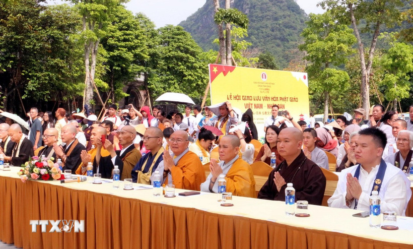 Tăng ni, phật tử và du khách tham gia Lễ hội giao lưu văn hóa Phật giáo Việt Nam và Nhật Bản. (Ảnh: Nguyễn Chinh/TTXVN)