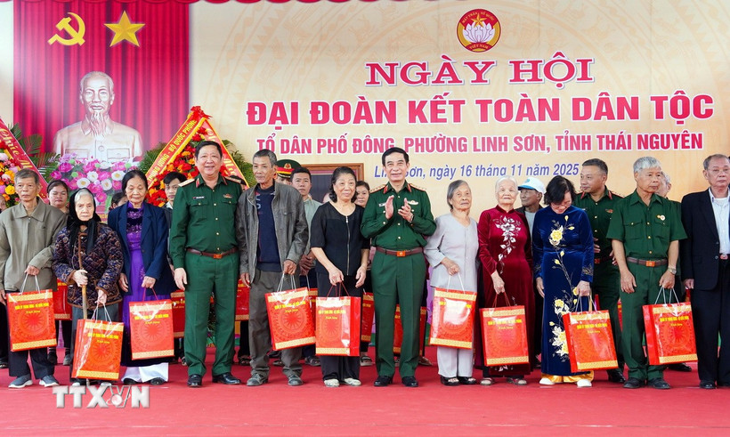 Ngày 16/11, Đại tướng Phan Văn Giang, Ủy viên Bộ Chính trị, Phó Bí thư Quân ủy Trung ương, Bộ trưởng Bộ Quốc phòng đã dự Ngày hội Đại đoàn kết toàn dân tộc tại tổ dân phố Đông, phường Linh Sơn, thành phố Thái Nguyên. (Ảnh: Trần Trang/TTXVN)