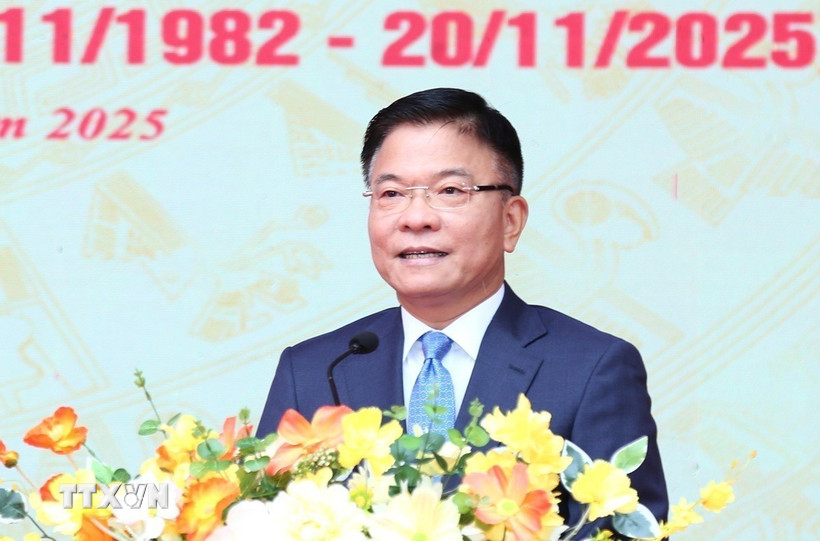 Phó Thủ tướng Lê Thành Long phát biểu chung vui với các thế hệ học sinh, giáo viên Trường Trung học Phổ thông Hàm Rồng. (Nguồn: TTXVN phát)