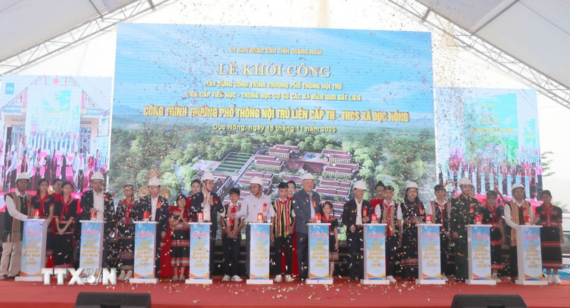 Phó Thủ tướng Thường trực Chính phủ Nguyễn Hòa Bình cùng các đại biểu bấm nút khởi công Trường Phổ thông nội trú liên cấp Tiểu học-Trung học cơ sở các xã biên giới đất liền tỉnh Quảng Ngãi. (Ảnh: Cao Nguyên/TTXVN)