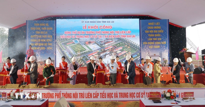 Phó Thủ tướng Hồ Quốc Dũng cùng các đại biểu thực hiện nghi thức khởi công Dự án “Xây dựng trường phổ thông nội trú liên cấp tiểu học và trung học cơ sở tại 7 xã biên giới tỉnh Gia Lai.” (Ảnh: Hoài Nam/TTXVN)