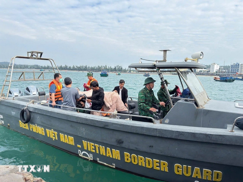 Đồn Biên phòng Cô Tô cử cán bộ chiến sỹ và điều động phương tiện đưa nạn nhân vào đất liền cấp cứu kịp thời. (Nguồn: TTXVN phát)