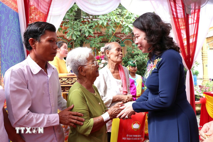 Phó Chủ tịch nước Võ Thị Ánh Xuân tặng quà cho gia đình chính sách ấp Nguyệt Lãng B. (Ảnh: Thanh Hòa/TTXVN)
