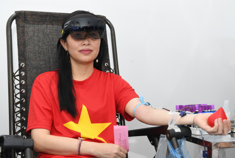 Người tham gia hiến máu trải nghiệm công nghệ thực tế ảo do Abbott triển khai lan tỏa thông điệp hiến máu vì cộng đồng. (Nguồn: Vietnam+)