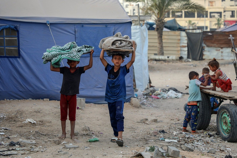 Các em nhỏ tại tại tị nạn ở Gaza ngày 13/5/2025. (Ảnh: THX/TTXVN)