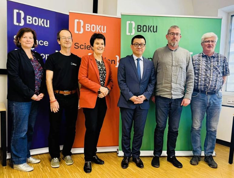 Đại sứ Vũ Lê Thái Hoàng và Ban lãnh đạo trường BOKU. (Nguồn: Báo Quốc tế)