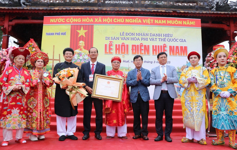 Đón nhận danh hiệu Di sản Văn hóa Phi Vật thể Quốc gia “Lễ hội Điện Huệ Nam.” (Ảnh: Tường Vi/TTXVN)