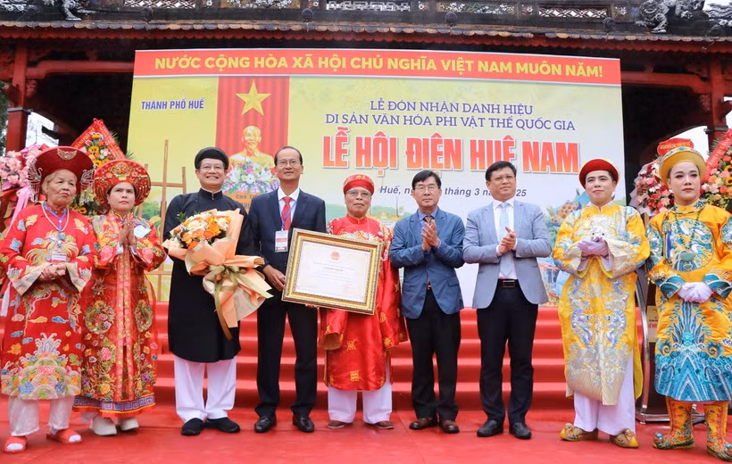 Đón nhận danh hiệu Di sản Văn hóa Phi Vật thể Quốc gia “Lễ hội Điện Huệ Nam.” (Ảnh: Tường Vi/TTXVN)