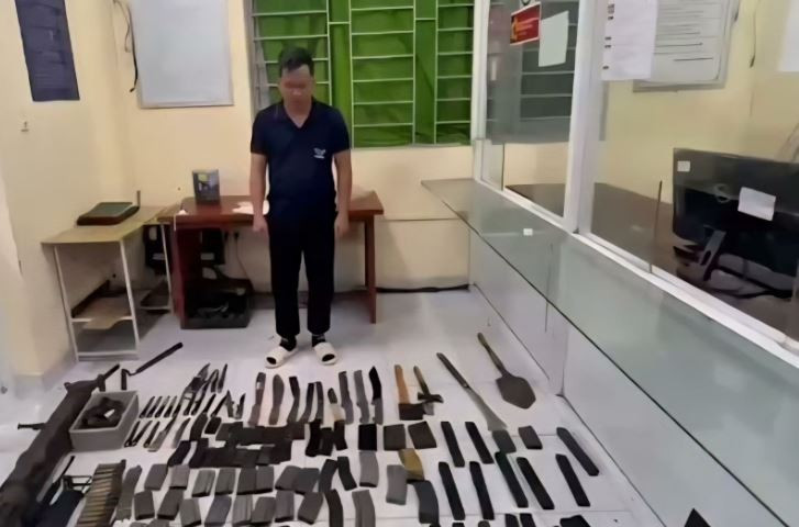 Đối tượng Nguyễn Thanh Hiếu cùng tang vật tại cơ quan điều tra. (Nguồn: Công an Thành phố Hồ Chí Minh)