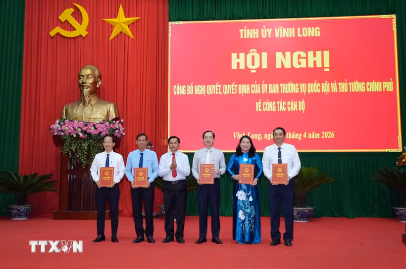 Ông Trần Văn Lâu, Ủy viên Trung ương Đảng, Bí thư Tỉnh ủy Vĩnh Long trao các Quyết định của Thủ tướng Chính phủ phê chuẩn kết quả bầu Chủ tịch và Phó Chủ tịch Ủy ban Nhân dân tỉnh Vĩnh Long nhiệm kỳ 2026-2031. (Ảnh: Phạm Minh Tuấn/TTXVN)