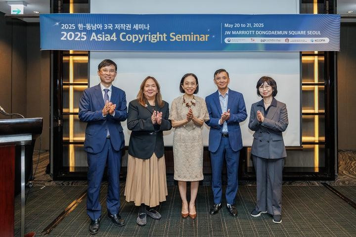 Các đại biểu từ mỗi quốc gia tham dự 'Hội thảo bản quyền Hàn Quốc - 3 nước Đông Nam Á' chụp ảnh kỷ niệm. Trong ảnh (từ trái sang): Giám đốc Cơ quan Bảo vệ Bản quyền Hàn Quốc, Phó Cục trưởng Cục Sở hữu trí tuệ Philippines, Cục trưởng Cục Sở hữu trí tuệ Thái Lan, Cục trưởng Cục Bản quyền tác giả, Bộ Văn hóa, Thể thao và Du lịch Việt Nam và Cục trưởng Cục Bản quyền thuộc Bộ Văn hóa, Thể thao và Du lịch Hàn Quốc. (Nguồn: Bộ Văn hóa, Thể thao và Du lịch Hàn Quốc)