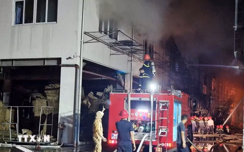 Xuyên đêm dập tắt hoàn toàn đám cháy tại khu Công nghiệp ở Thanh Hóa