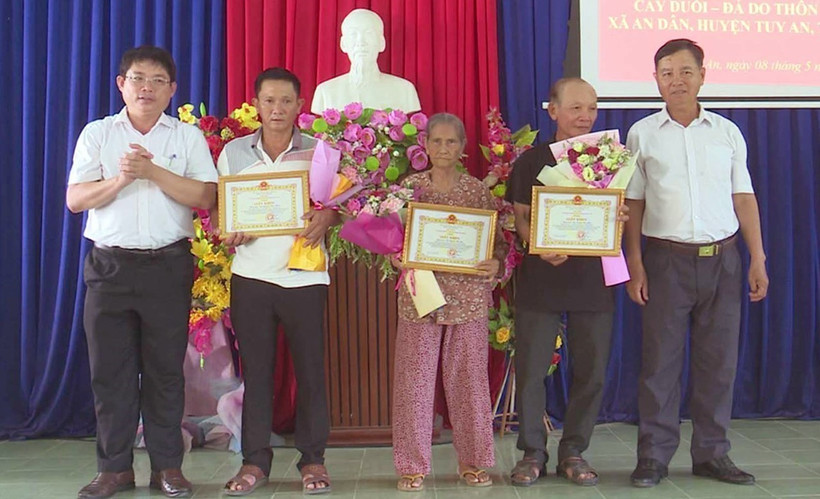 Thường trực Huyện ủy Tuy An (tỉnh Phú Yên) khen thưởng, biểu dương các hộ gia đình hiến đất làm đường. (Ảnh: TTXVN phát)