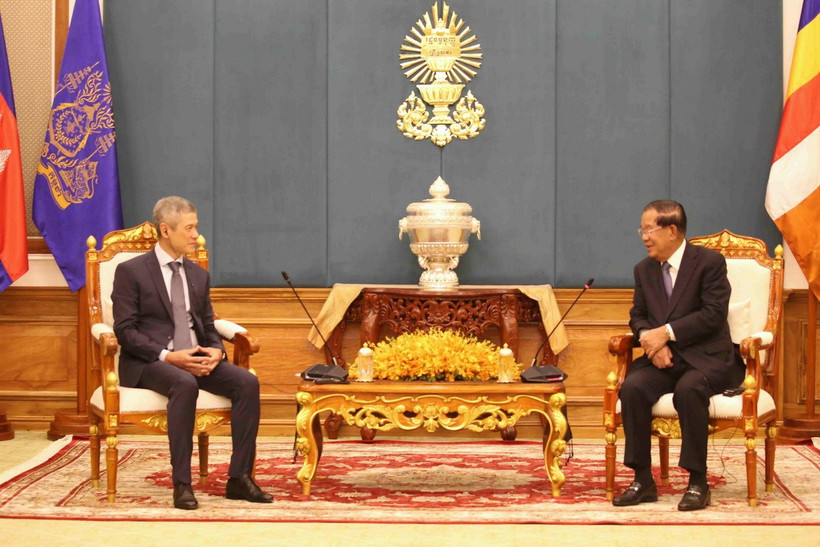 Chủ tịch Thượng viện Campuchia, Chủ tịch CPP Samdech Techo Hun Sen (phải) tiếp Đại sứ Nguyễn Minh Vũ. (Ảnh: Huỳnh Thảo/TTXVN)