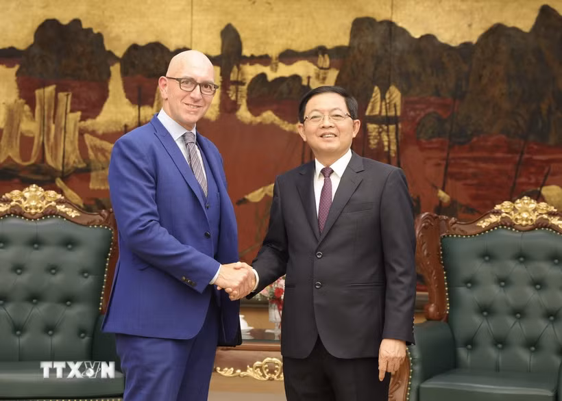 Phó Thủ tướng Hồ Quốc Dũng tiếp ông Gianluca Pettiti, Chủ tịch kiêm Giám đốc vận hành Tập đoàn Thermo Fisher Scientific (Hoa Kỳ). (Ảnh: TTXVN)