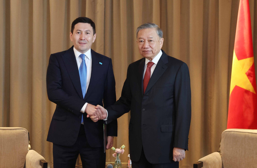 Tổng Bí thư Tô Lâm tiếp Tổng Giám đốc Quỹ đầu tư Quốc gia Kazakhstan Samruk-Kazyna Nurlan Zhakupov. (Ảnh: Thống Nhất/TTXVN)