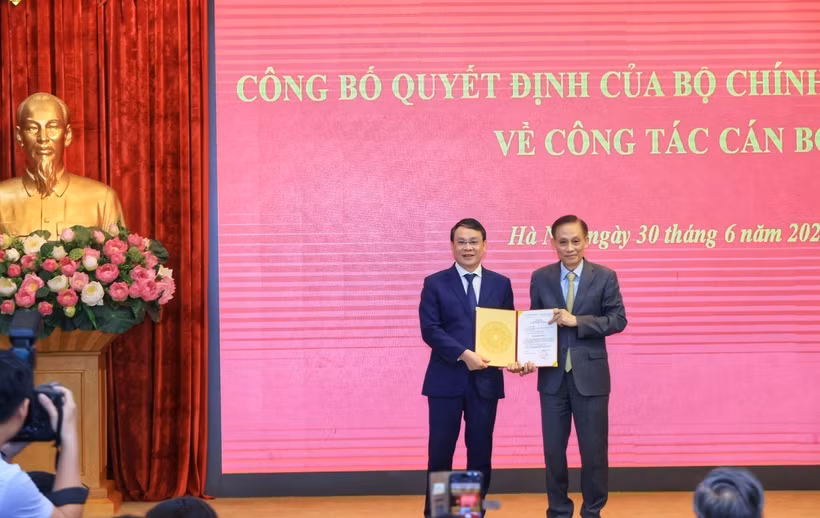 Bí thư Trung ương Đảng, Chánh Văn phòng Trung ương Đảng Lê Hoài Trung trao Quyết định cho đồng chí Đặng Khánh Toàn. (Ảnh: Tuấn Anh/TTXVN)