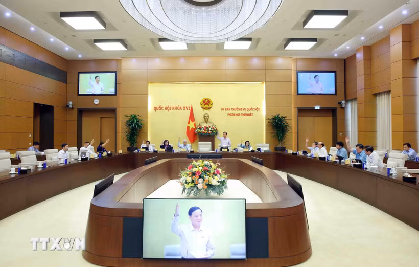 Ủy ban Thường vụ Quốc hội biểu quyết thông qua Nghị quyết về việc thành lập 10 phường thuộc tỉnh Đồng Nai; xem xét, cho ý kiến về việc thành lập thành phố Đồng Nai trực thuộc Trung ương; xem xét, thông qua về nguyên tắc việc thành lập Tòa án Nhân dân, Viện kiểm sát Nhân dân thành phố Đồng Nai. (Ảnh: Phạm Kiên/TTXVN)