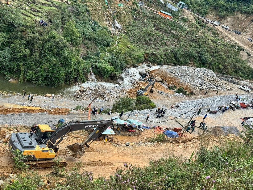 Cơ quan chức năng của tỉnh Lai Châu đã có mặt tại hiện trường xảy ra vụ sạt lở. (Ảnh: TTXVN phát)