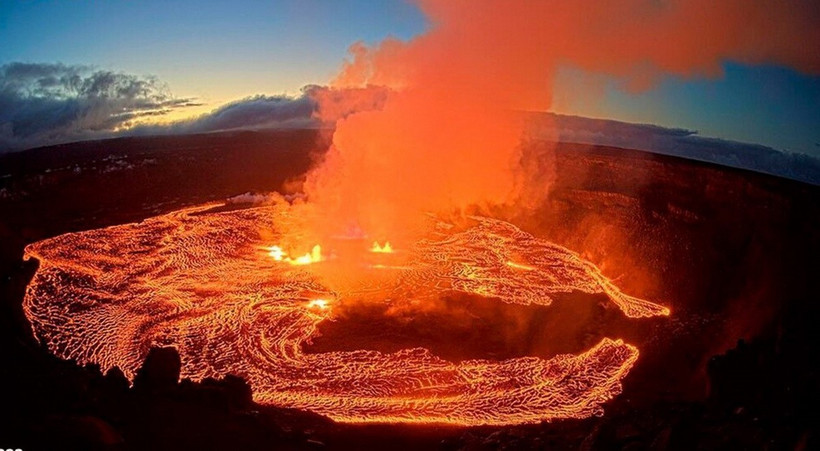 Hình ảnh do Cơ quan khảo sát địa chất Mỹ cung cấp cho thấy đợt phun trào dữ dội của núi lửa Kilauea ở Hawaii (Mỹ) ngày 7/6/2023. (Nguồn: AP/TTXVN)