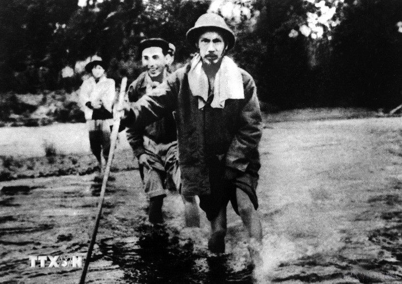 Chủ tịch Hồ Chí Minh trên đường đi Chiến dịch Biên giới năm 1950. (Ảnh: TTXVN)