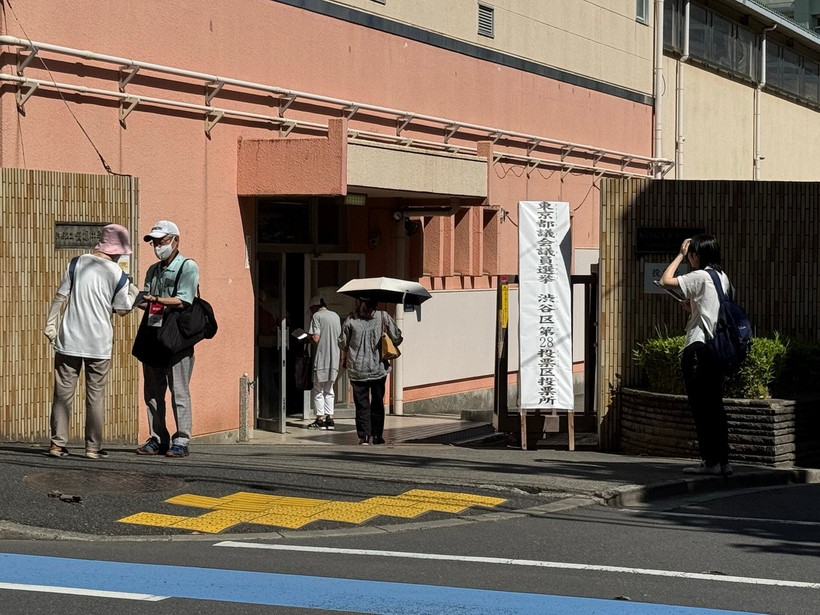 Người dân Tokyo đi bầu tại một đơn vị bầu cử thuộc quận Shibuya. (Ảnh: Phạm Tuân/TTXVN)