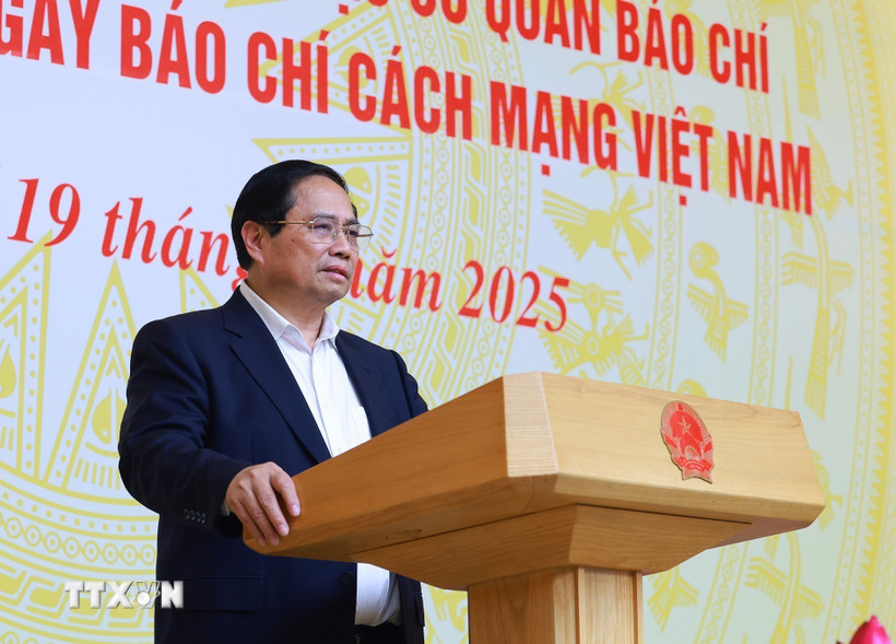 Thủ tướng Phạm Minh Chính chúc mừng các lãnh đạo, nguyên lãnh đạo các cơ quan báo chí Nhân kỷ niệm 100 năm Ngày Báo chí Cách mạng Việt Nam. (Ảnh: Dương Giang/TTXVN)