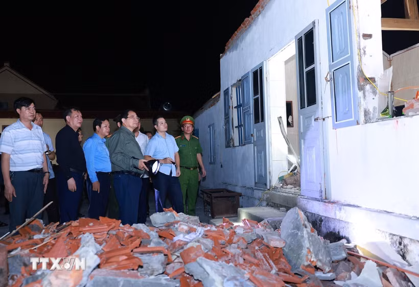 Thủ tướng Phạm Minh Chính thăm, chỉ đạo công tác khắc phục hậu quả của bão số 10 tại xã Quỹ Nhất. (Ảnh: Dương Giang/TTXVN)