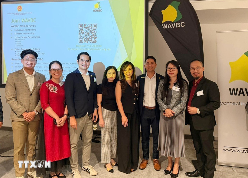 Tổng Lãnh sự Nguyễn Thanh Hà (thứ hai, từ phải sang) cùng đại diện các doanh nghiệp tham dự diễn đàn. (Ảnh: TTXVN phát)