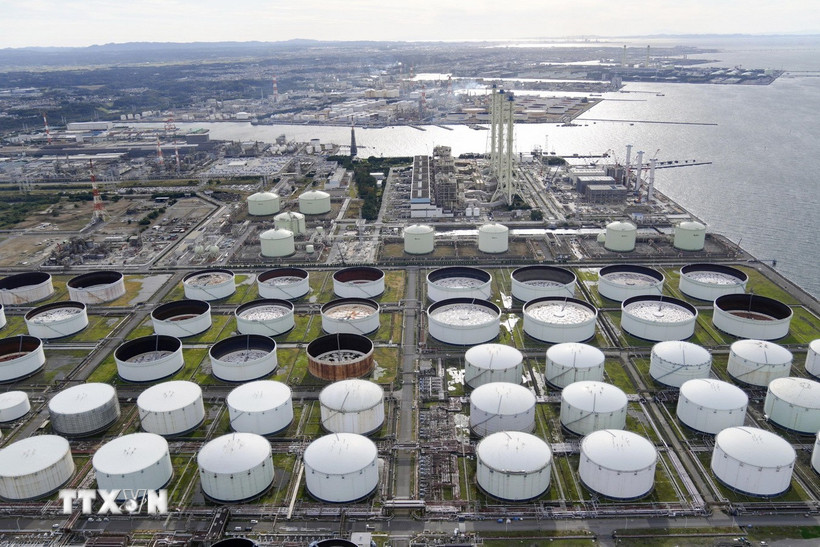 Bể dự trữ dầu tại nhà máy xăng dầu của Công ty Idemitsu Kosan ở quận Chiba, miền Đông Nhật Bản, ngày 12/11/2021. (Nguồn: Kyodo/TTXVN)