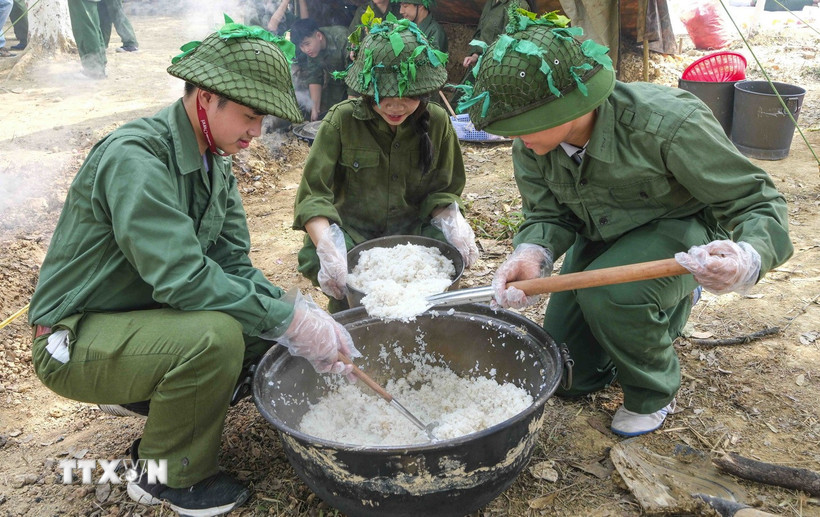 Những nồi cơm được các học sinh nấu bằng bếp Hoàng Cầm. (Ảnh: Xuân Tư/TTXVN)