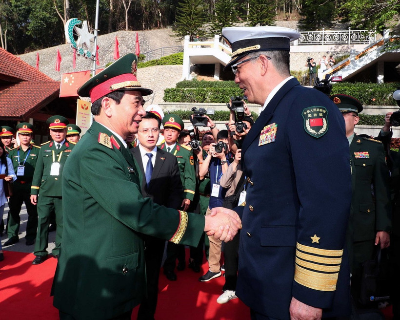 Thượng tướng Đổng Quân, Bộ trưởng Quốc phòng Trung Quốc đón Đại tướng Phan Văn Giang, Bộ trưởng Quốc phòng tại Cửa khẩu Hữu Nghị Quan (Trung Quốc). (Ảnh: Trọng Đức/TTXVN)