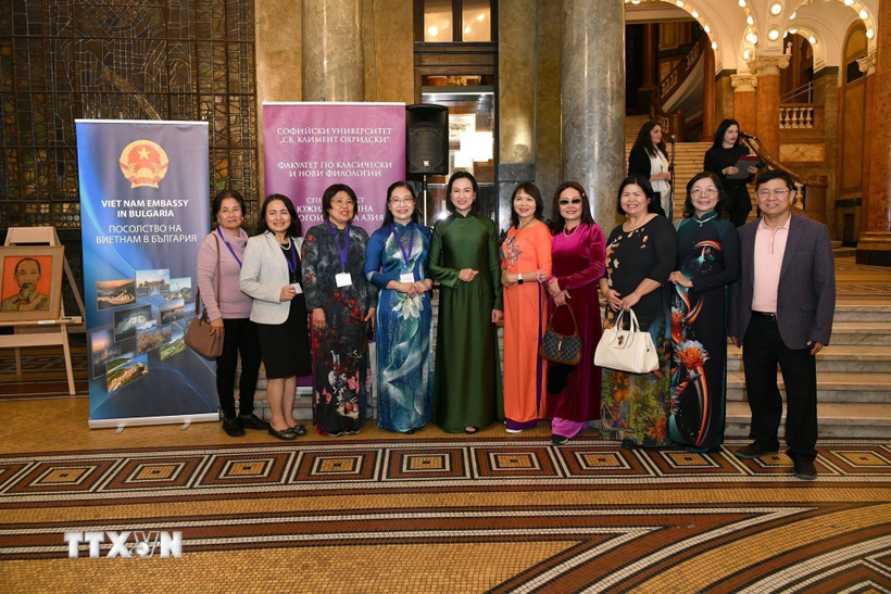 Đại sứ Nguyễn Thị Minh Nguyệt chụp ảnh cùng các đại biểu tại sự kiện. (Nguồn: TTXVN phát)