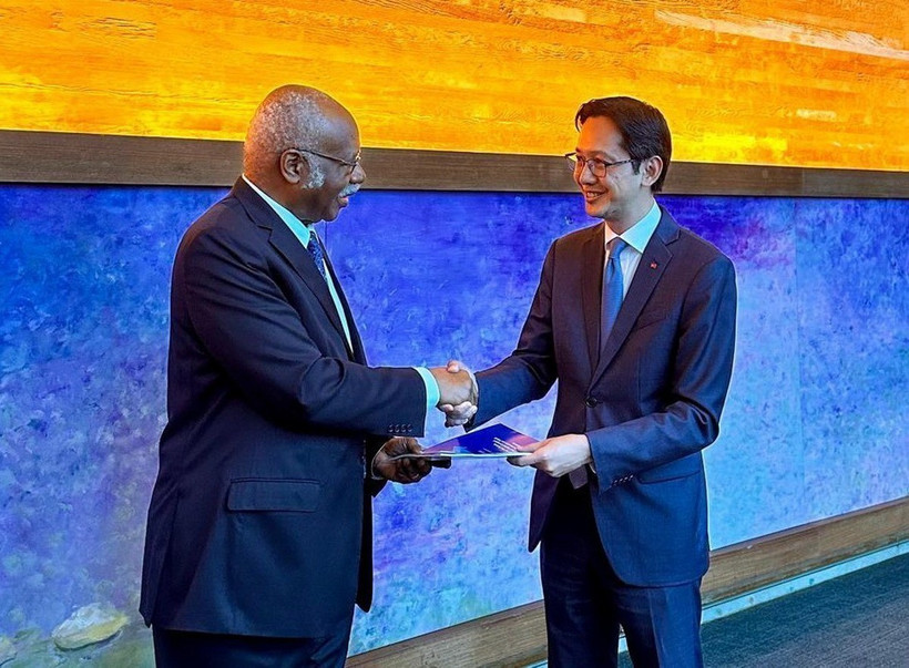 Đại sứ Đỗ Hùng Việt, Trưởng Phái đoàn Việt Nam tại Liên hợp quốc trao bản dịch tiếng Việt tới Chủ tịch Đại hội đồng Liên hợp quốc. (Ảnh: Thanh Tuấn/TTXVN)