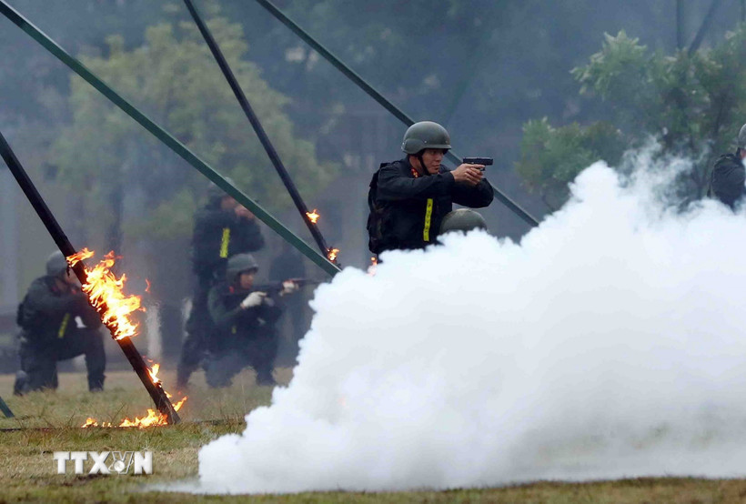 Chiến sỹ Cảnh sát gìn giữ hòa bình số 1 trình diễn các kỹ năng, kỹ thuật chiến đấu; xử lý các tình huống có thể xảy ra trong thực chiến. (Ảnh: Phạm Kiên/TTXVN)