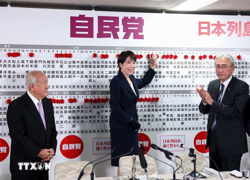 Thủ tướng Nhật Bản Sanae Takaichi (giữa), lãnh đạo đảng Dân chủ Tự do (LDP), gắn tên các ứng viên của đảng giành chiến thắng trong cuộc bầu cử Hạ viện, tại Tokyo ngày 8/2/2026. (Nguồn: Anadolu Agency/TTXVN)