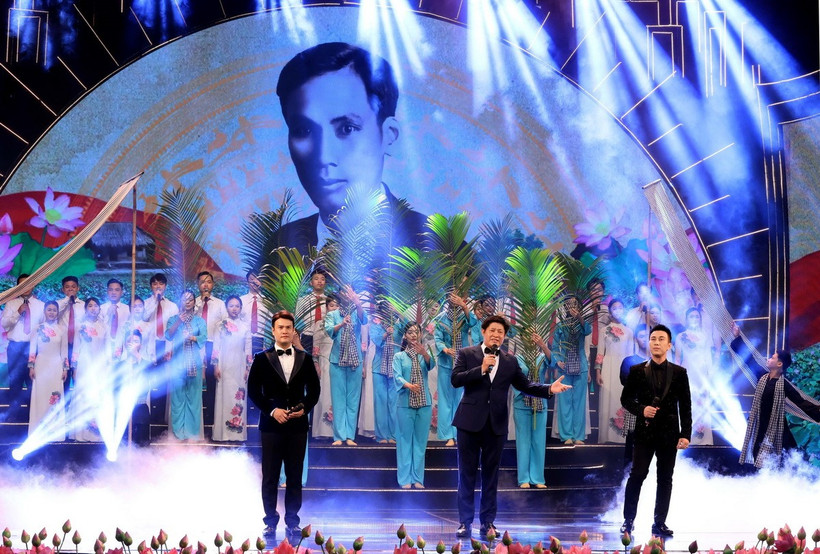 “Quà tháng 5 dâng Người” là chương trình nghệ thuật mang ý nghĩa chính trị, văn hóa sâu sắc, thể hiện tri ân sâu nặng và tình cảm kính yêu vô hạn của nhân dân cả nước đối với Chủ tịch Hồ Chí Minh. (Ảnh: Nhật Anh/TTXVN)