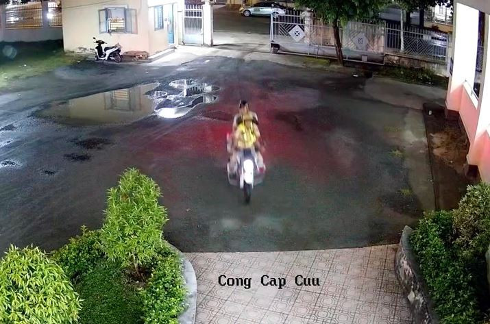 Cảnh sát giao thông Đồng Nai dùng xe đặc chủng chở bé gái bị tím tái, co giật liên tục vào Bệnh viện Đa khoa khu vực Long Thành cấp cứu. (Nguồn: Ảnh cắt từ clip)