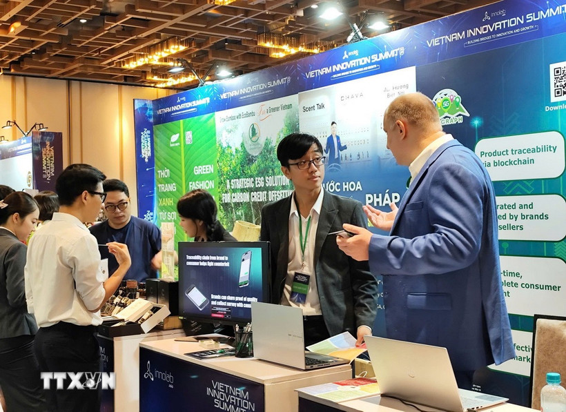 Các đơn vị trưng bày, giới thiệu sản phẩm tại khu vực triển lãm tại Hội nghị Đổi mới sáng tạo Việt Nam 2025 (VIS 2025) với chủ đề “Kiến tạo cầu nối hướng đến đổi mới và phát triển” đã khai mạc sáng 6/11/2025 tại Thành phố Hồ Chí Minh. (Ảnh: Thu Hoài/TTXVN)
