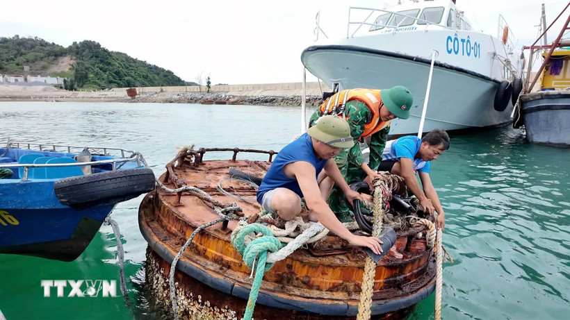Bộ đội Biên phòng Cô Tô giúp người dân chằng, neo đậu tàu thuyền tránh trú bão. (Ảnh: Thu Báu/TTXVN phát)
