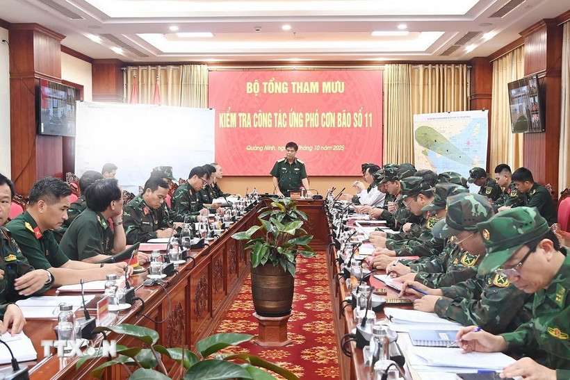 Thượng tướng Nguyễn Văn Nghĩa, Phó Tổng mưu trưởng Quân đội Nhân dân Việt Nam, phát biểu kết luận kiểm tra công tác phòng chống bão số 11 tại Quảng Ninh. (Ảnh: Văn Đảm/TTXVN phát)