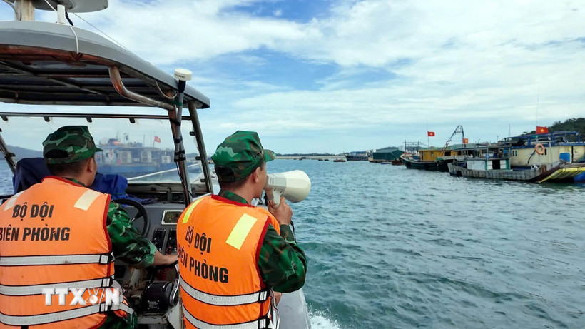 Bộ đội Biên phòng Cô Tô kêu gọi tàu thuyền về nơi tránh trú bão an toàn. (Ảnh: Thu Báu/TTXVN phát)