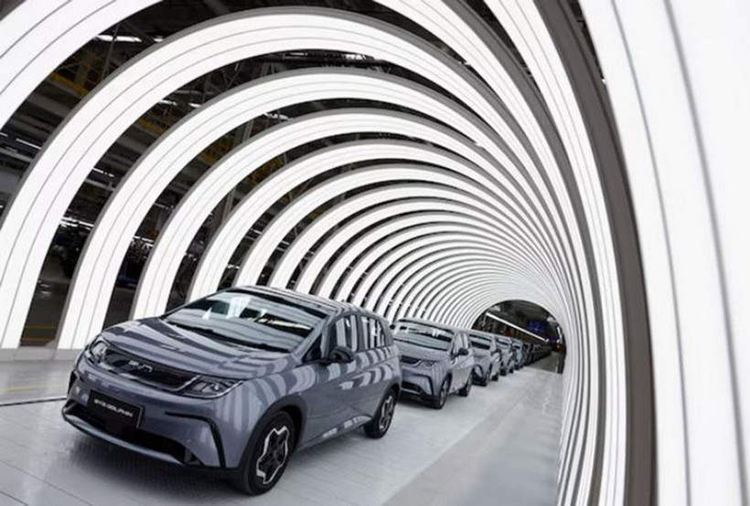 Xe ôtô điện bên trong nhà máy của hãng BYD ở Rayong, Thái Lan. (Ảnh: REUTERS/TTXVN)